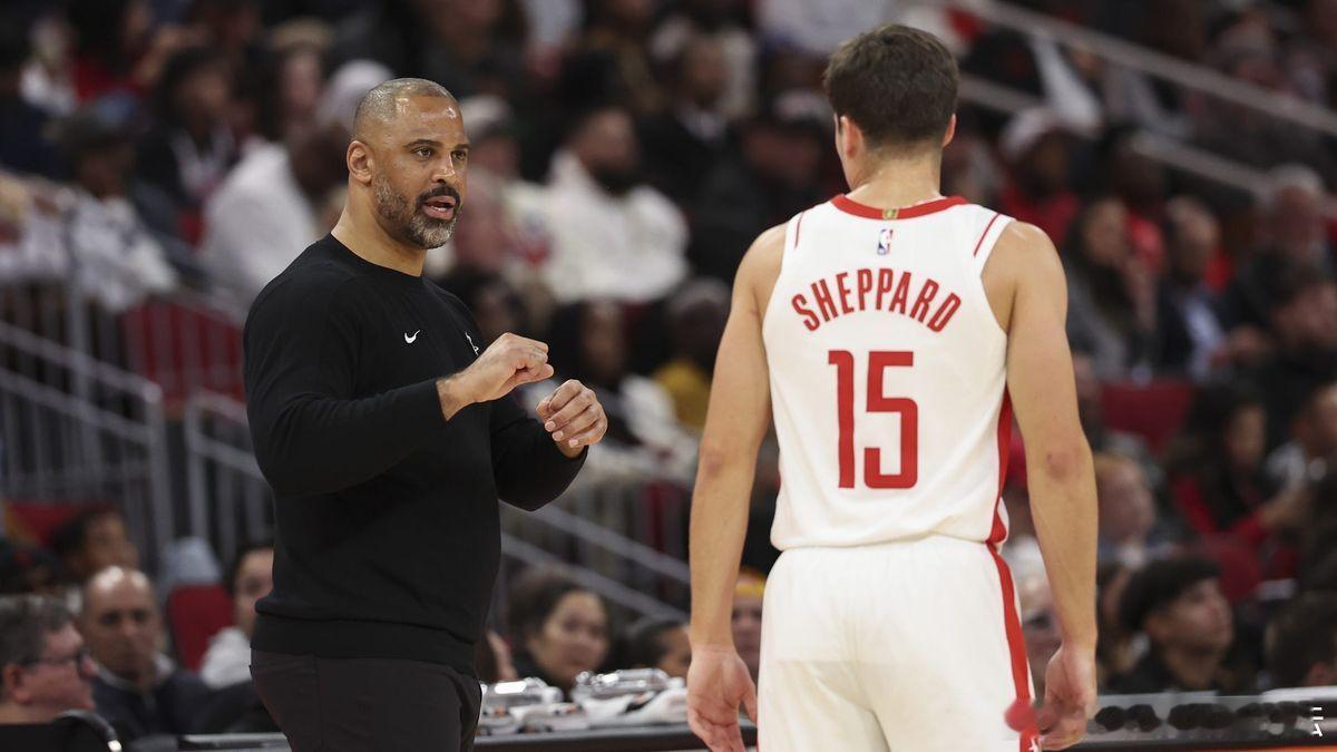 兄弟们明天终于有比赛了，这四天过得太无趣了明早九点火箭主场战快船，申京亚当斯回归