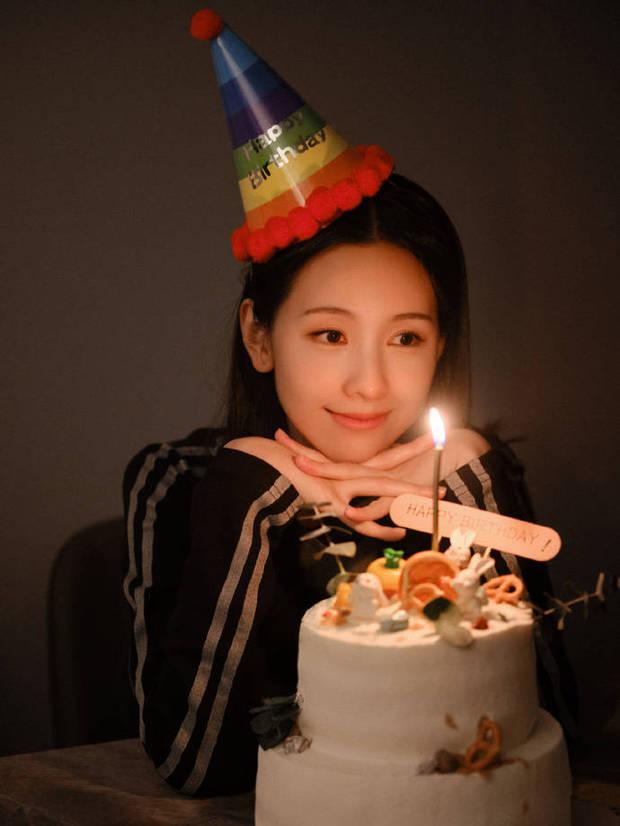 陈都灵30岁生日照释出 戴生日帽吹蜡烛笑眼弯弯
搜狐娱乐讯 10月18日，陈都灵