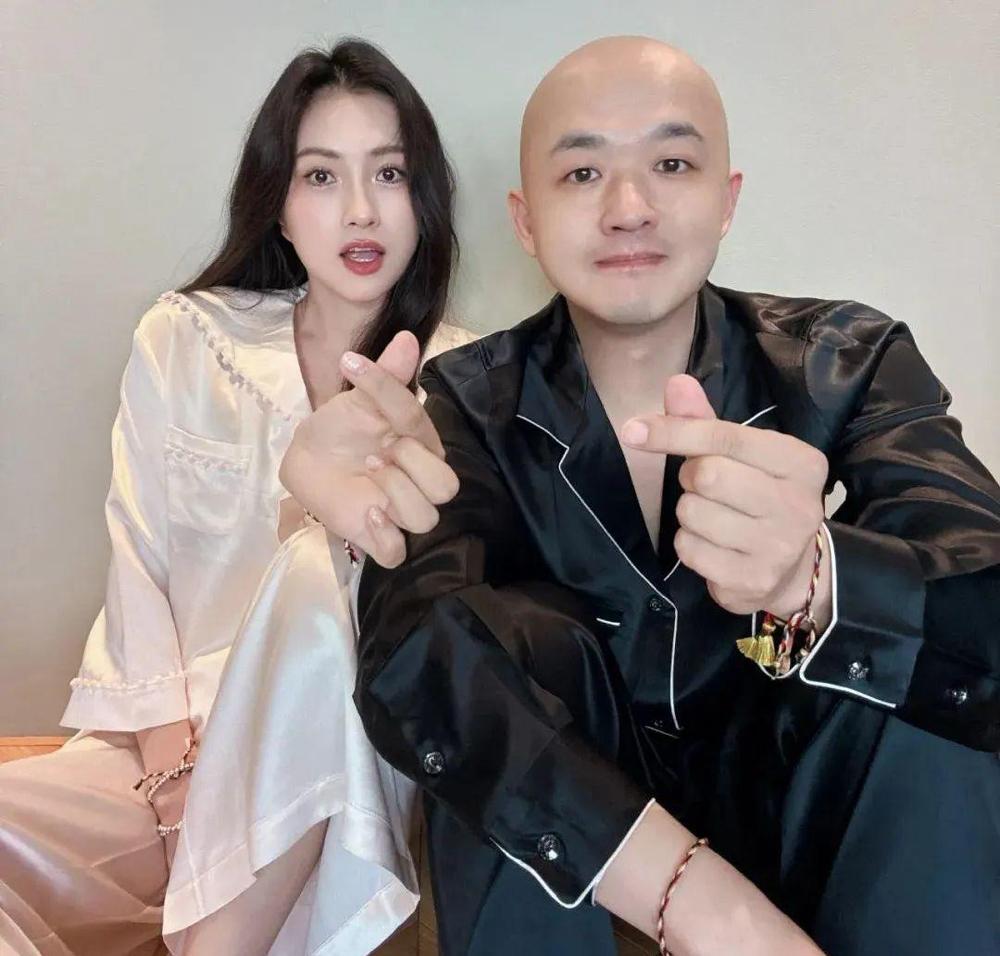 真是情人眼里出西施啊！
包文婧在节目里说包贝尔比金城武还帅，是自己眼中的颜值天花