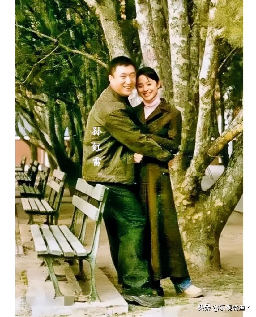 2003年，孙红雷与一位女子在公园里，留下的美好瞬间。孙红雷当时33岁，阳光帅气