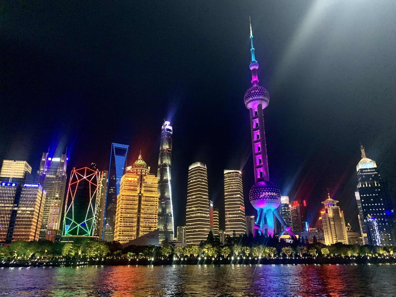 来参加投标。
上次没有投起来，这是第二次。
开标一看价格，傻眼了：一家公司上次报