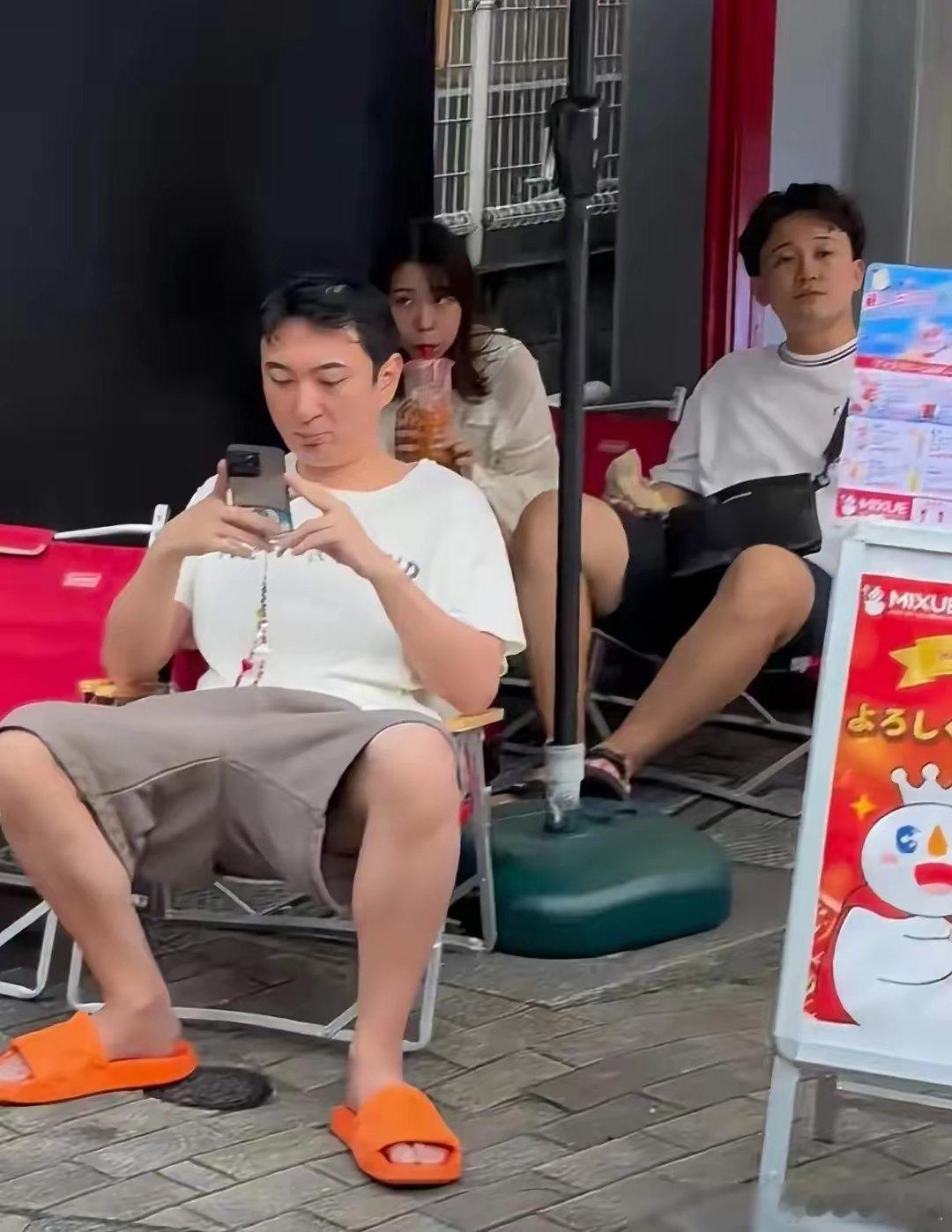#王思聪喝蜜雪冰城#身家上亿的王思聪在东京街头排队买一杯6元的蜜雪冰城～～[允悲