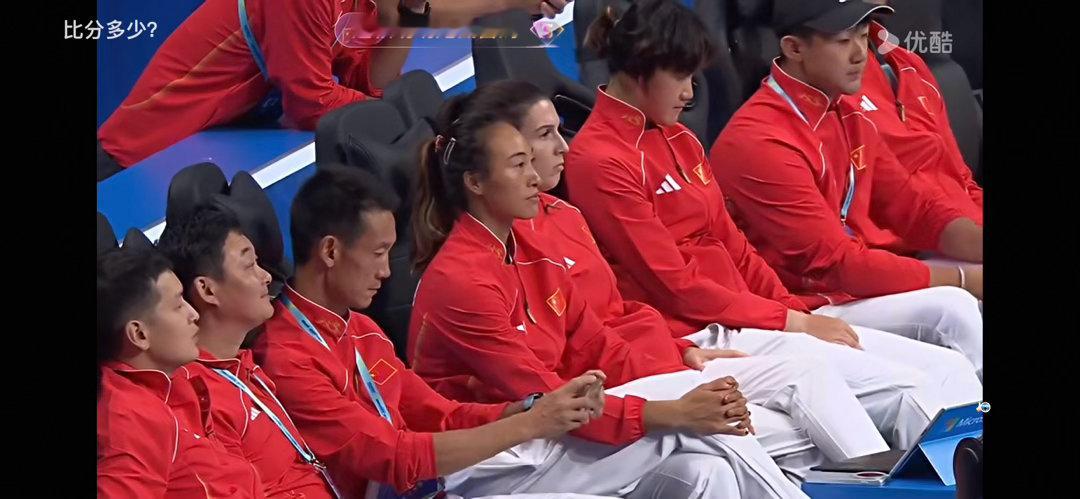郑钦文开完发布会就去现场看双打了，开发布会时小郑有点咳嗽，不知道是不是有点着凉。