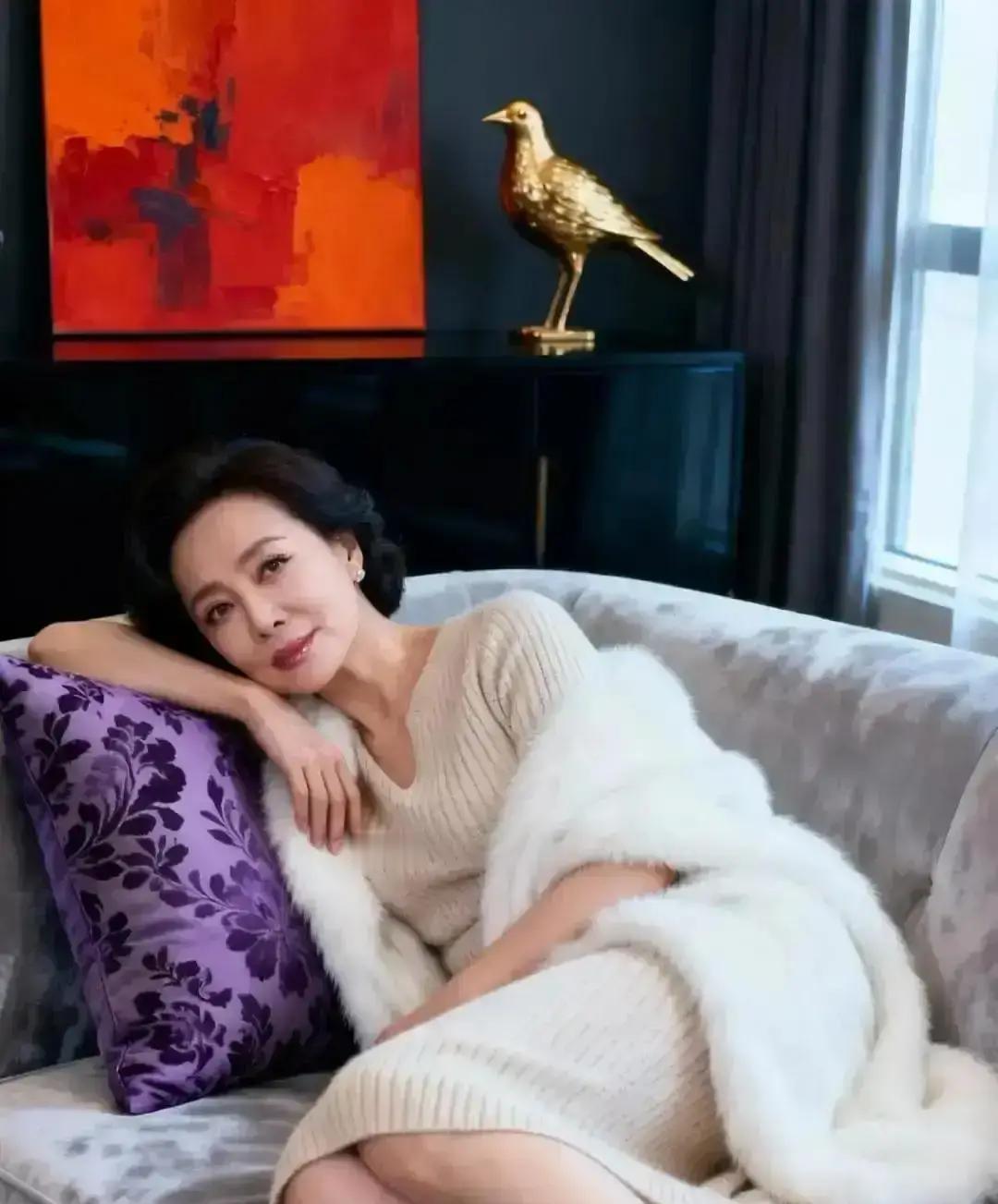 丝袜破个洞，全球卖疯了
 
Balmain 2024早春系列，高叶穿着那双故意划