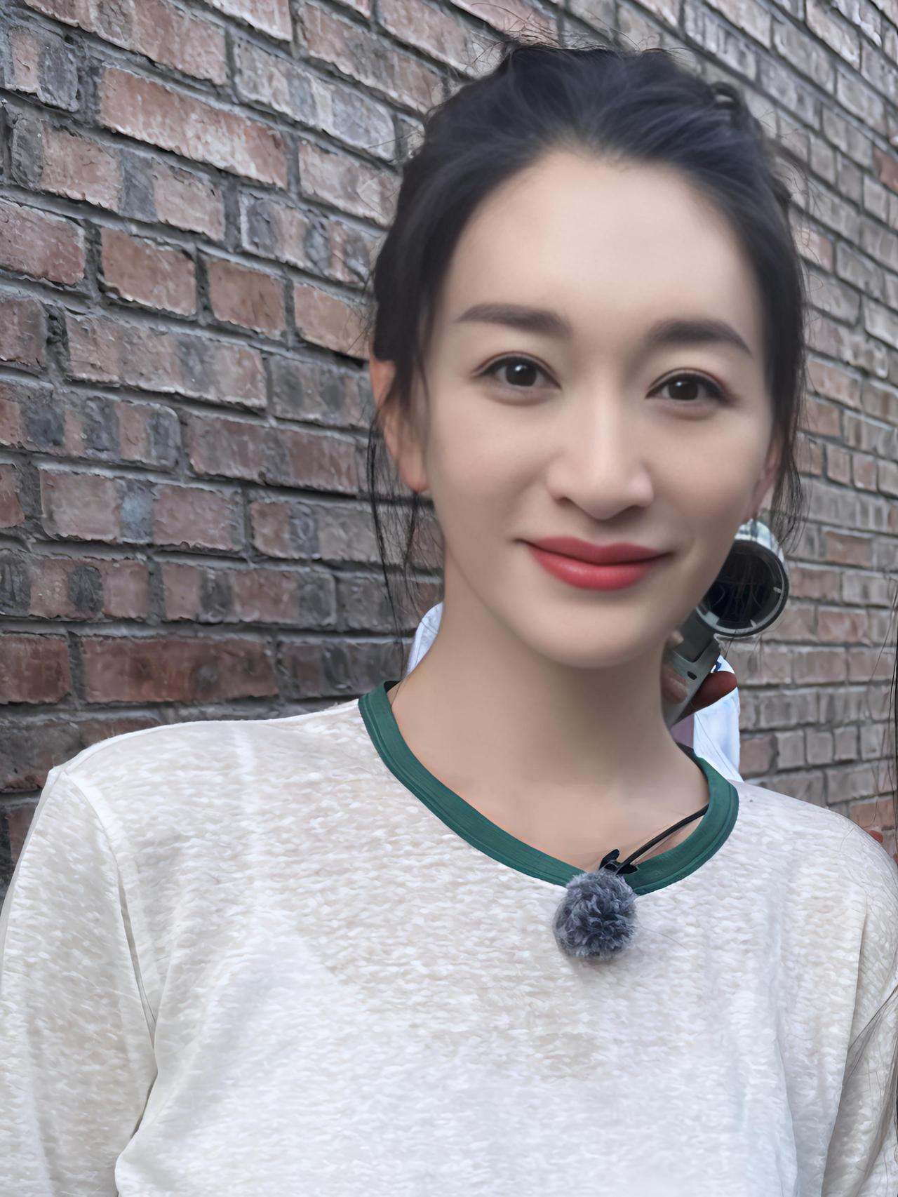 《一路繁花》是我对李小冉最大的误解！
原本以为她跟别的女明星一样，为了保持身材这