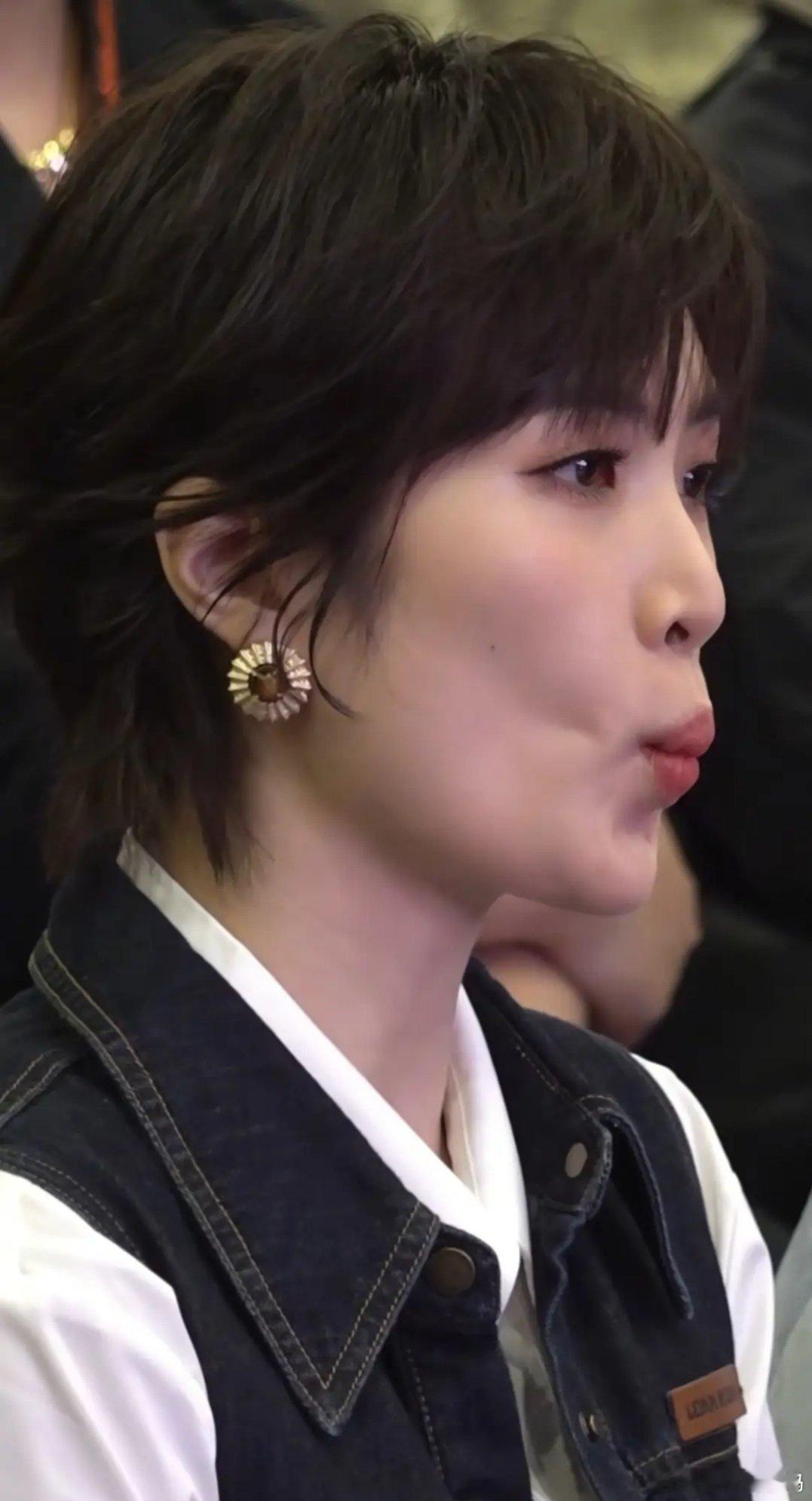 27岁的姚安娜活动上被怼脸拍，皮肤细腻得不见细纹，笑起来露出小酒窝，清甜又可爱，