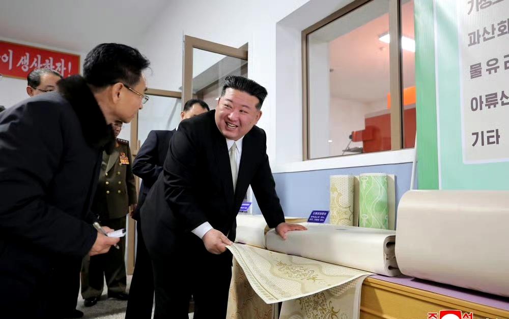 金正恩出席造纸厂竣工典礼。 ​​​