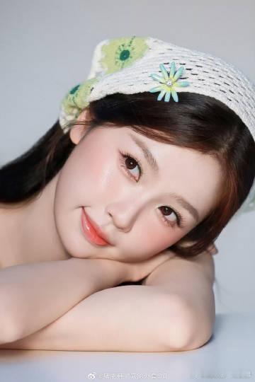 虞书欣甜美清新的田园风少女虞书欣完美拿捏田园少女氛围感，镂空布艺头巾自带春日气息