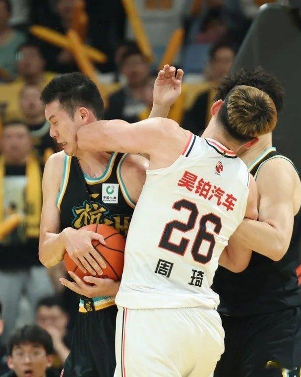#周琦停赛2场罚款10万# CBA对周琦肘击的处罚依据是CBA纪律守则的第二章第