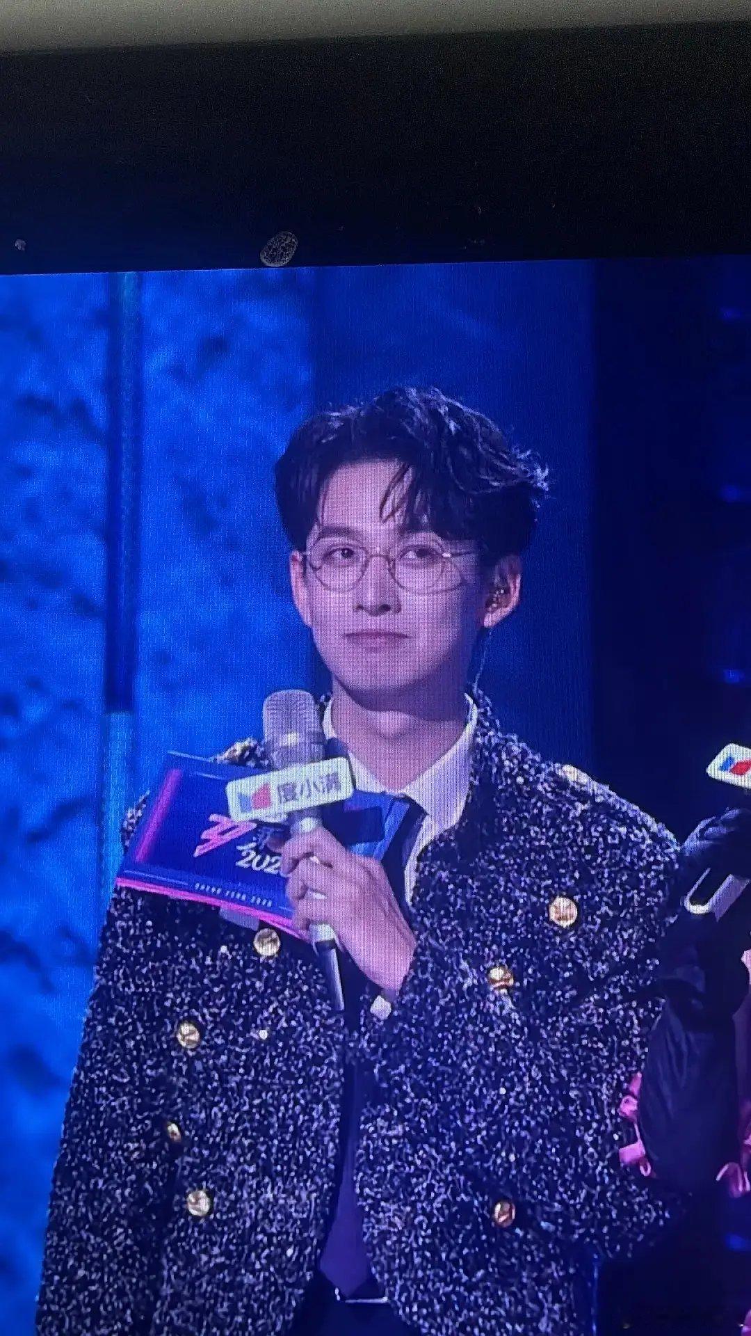 何炅接班人浪姐淘汰时每期笑着 