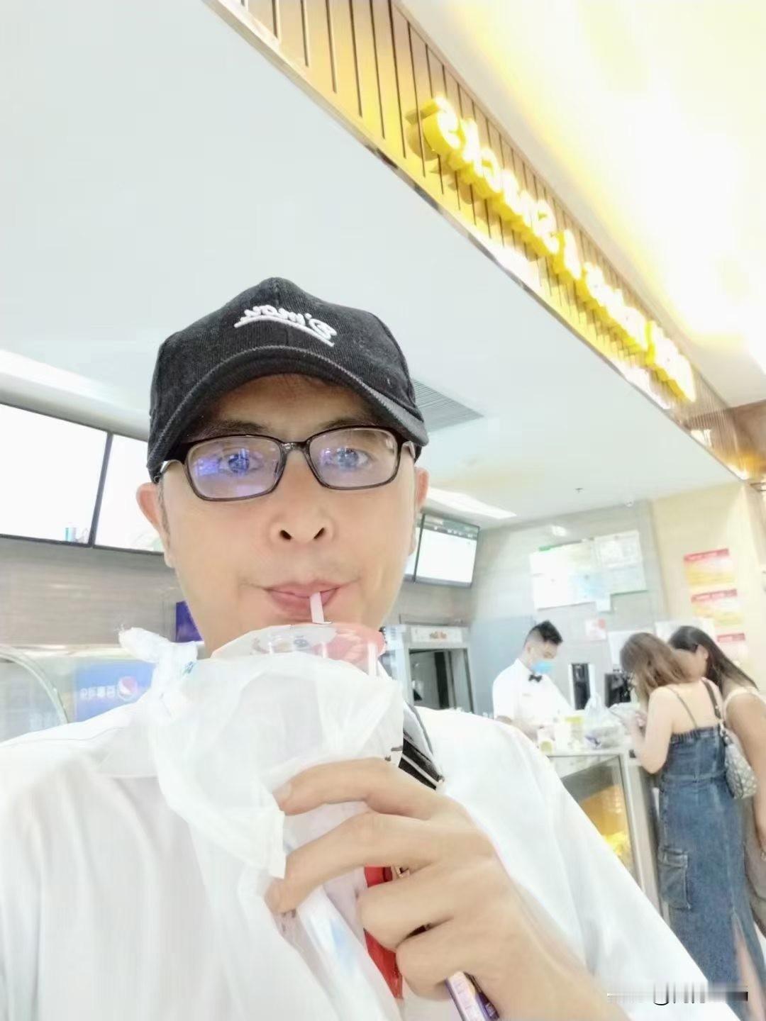 职场里，千万不要给人一种苦命相的感觉！要迷信一点，苦命相的人真的会苦命的。看上去