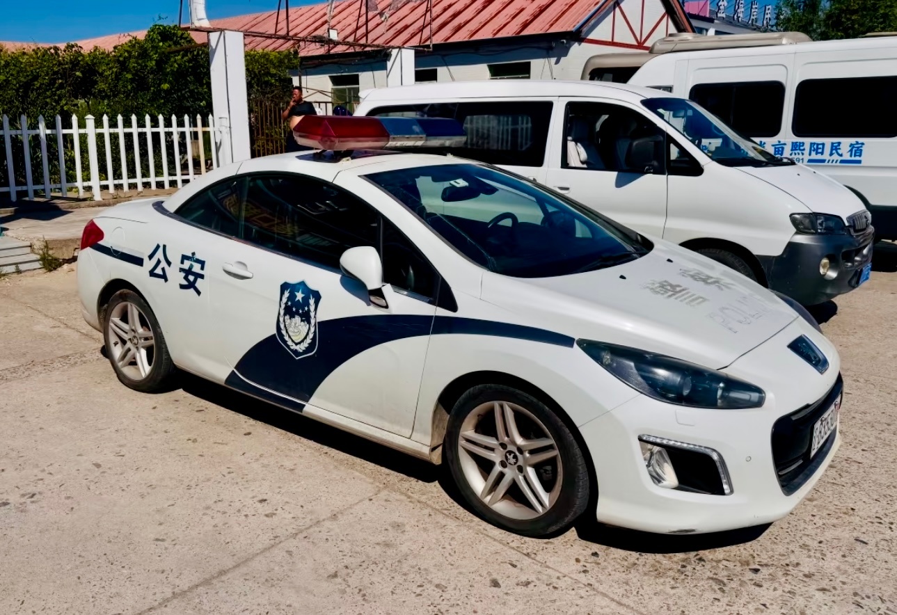 大连的一辆警车，很帅很拉风就是……想敞篷的话警灯怎么办