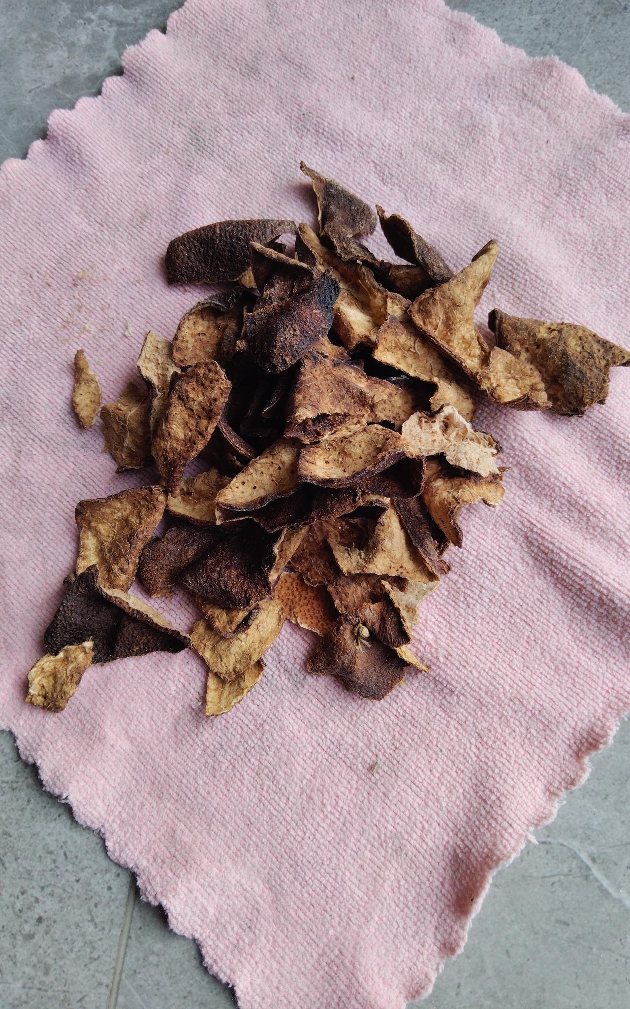 友友说：用陈皮白茶泡水喝，放十五年以上的陈皮好喝。我用的陈皮都是买的，大概也就是