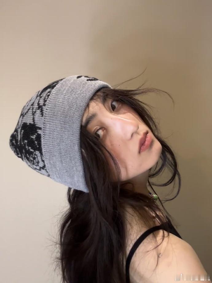 张子枫纹身  你们的眼镜是真尖，拿着放大镜看呢吧？ 这么点都要说我们妹妹啊 