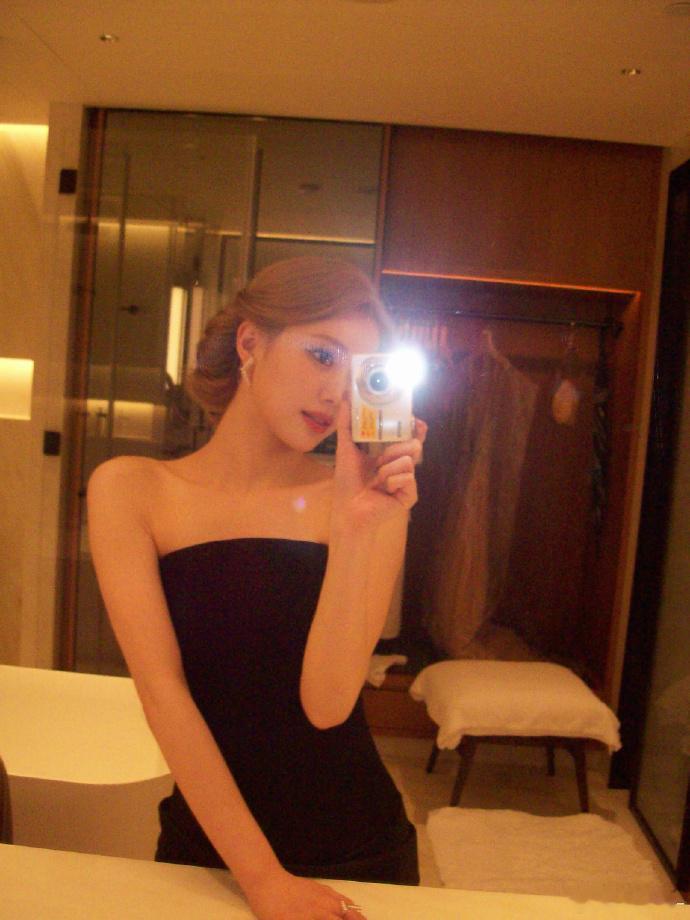 沈小婷黑色抹胸礼服 美的 