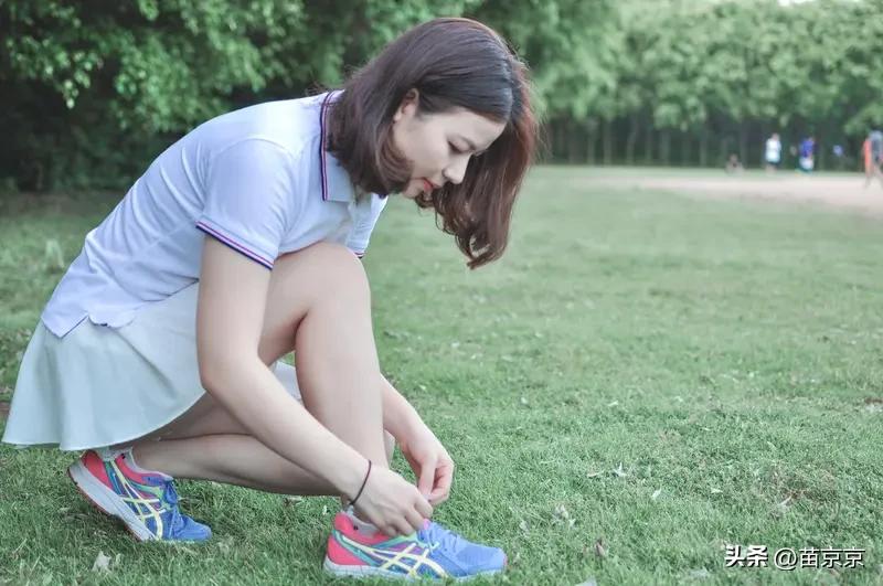 跑了两圈就开始出汗，风一吹反而特别舒服。
 
中途歇了两次，喘得有点厉害，
但坚