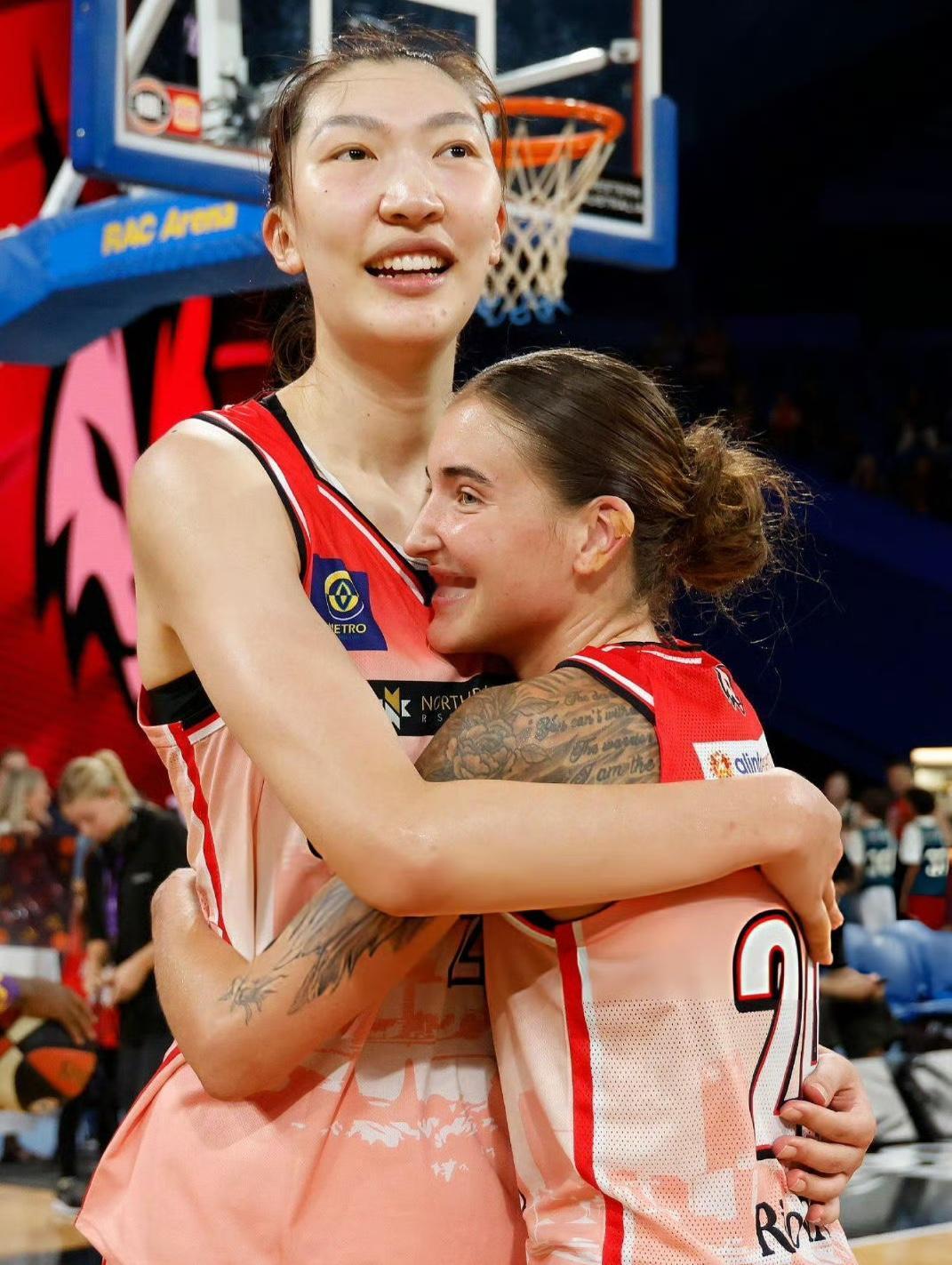 咱韩旭和澳女篮球员分别在对方的国度争冠！

哈哈哈哈哈哈哈[呲牙]

关注女篮韩