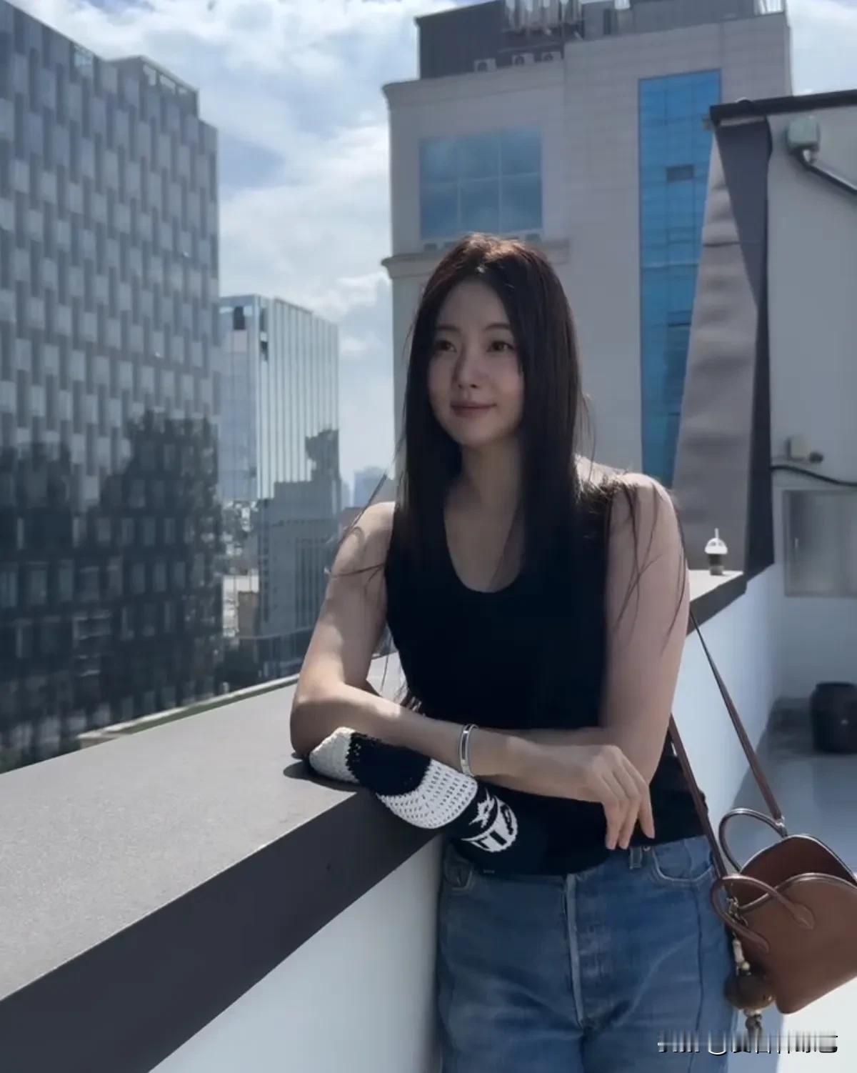 19日，演员金莎朗在自己的Instagram上上传了多张照片。公开的照片中，金莎