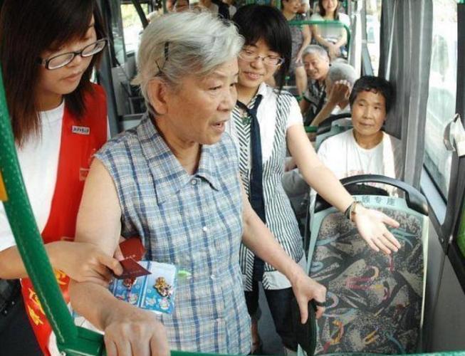 老年人出门尤其是乘座交通工具是需要特别小心了，上车后没座位赶紧拉住吊环或座椅，以