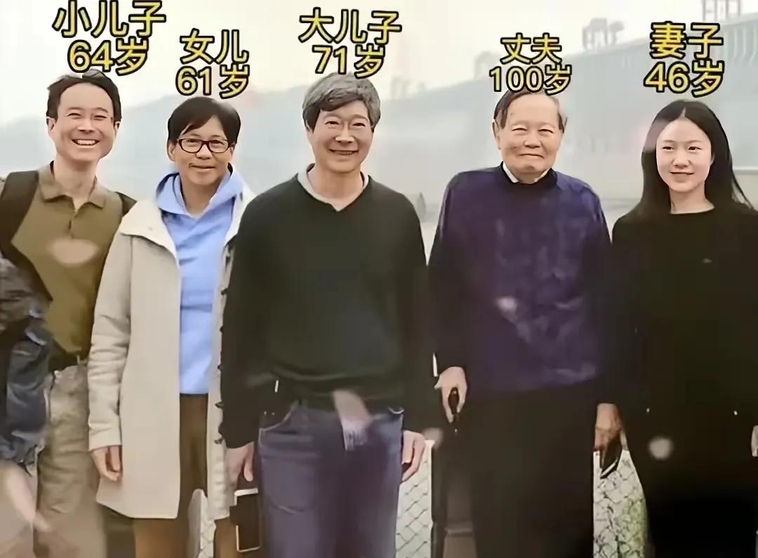 当40多岁的后妈遇上六七十岁的继子和继女，很好奇他们是如何打招呼的呢？看在杨振宁