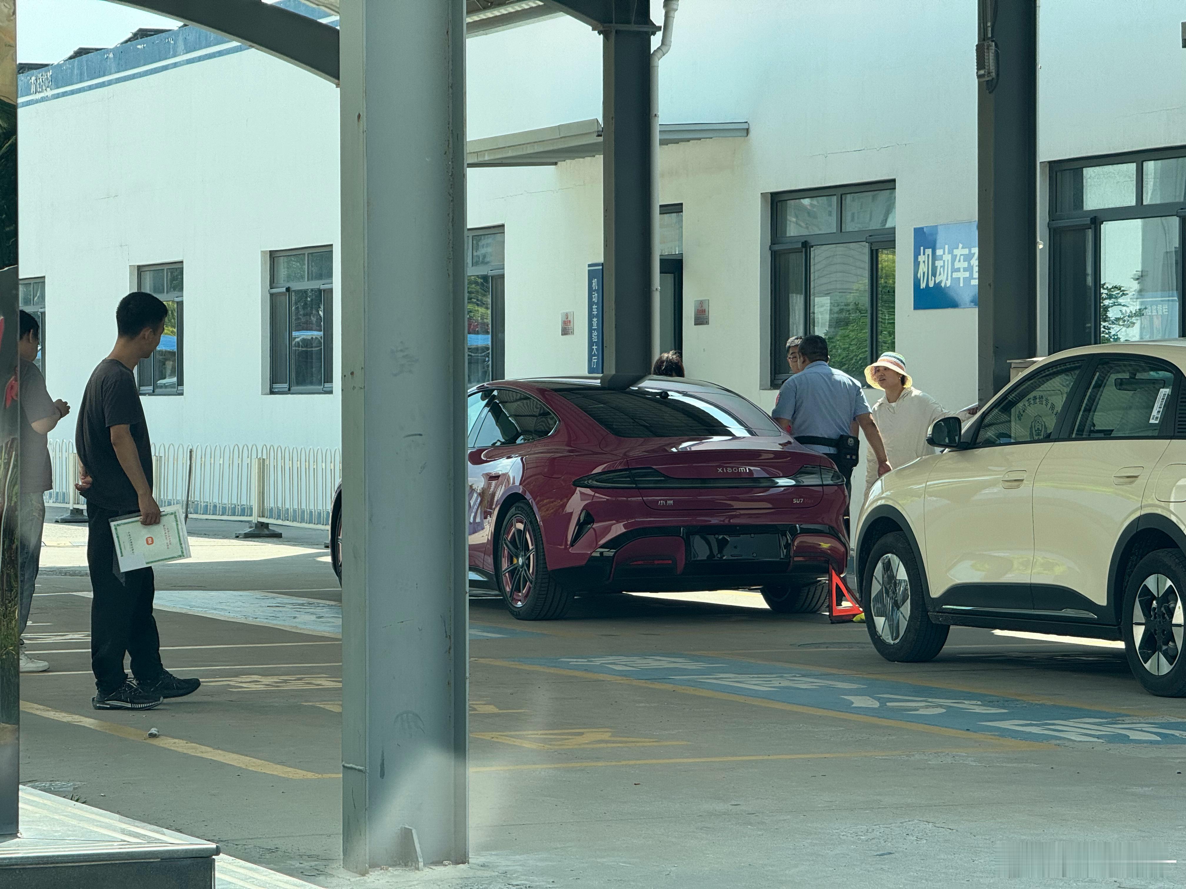 来给YU7上牌5台车3个小米[干饭人] 也是巧了碳纤方向盘你们选上吧 手感很好老