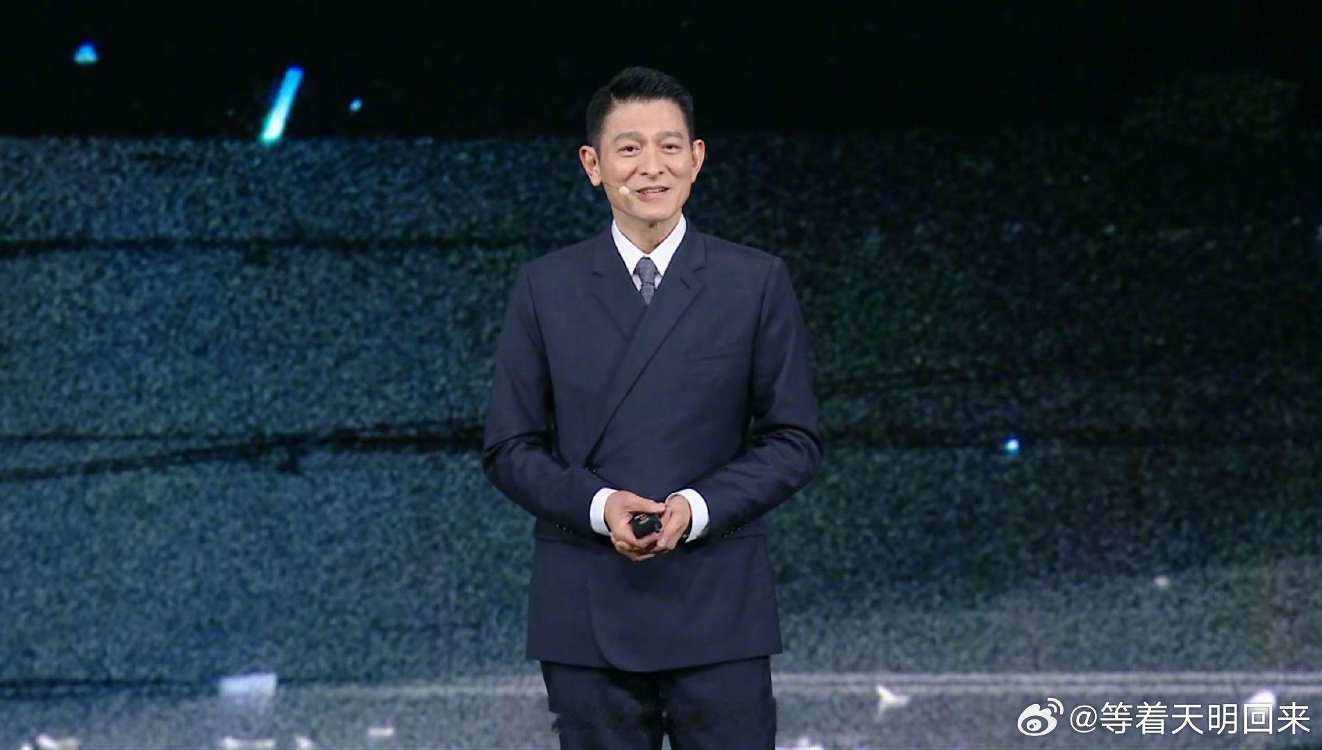 刘德华手持华为新三折叠刘德华和非凡大师再度合作，手持全新三折叠机型亮相海报，一年