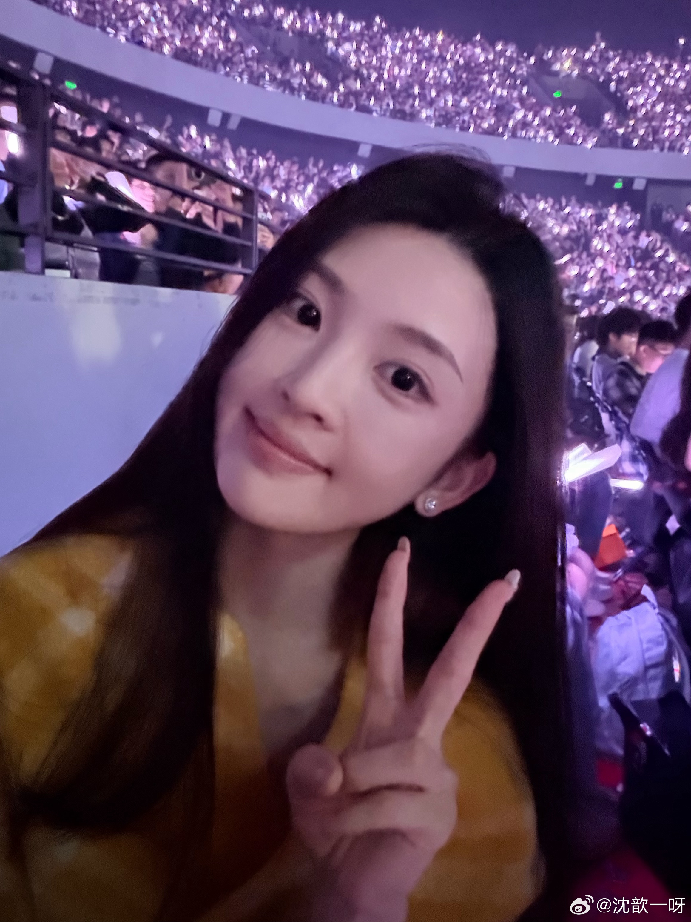 终于听到单依纯的现场啦 看完后反复在相册里观看都觉得好好听 特别特别感性的小女孩