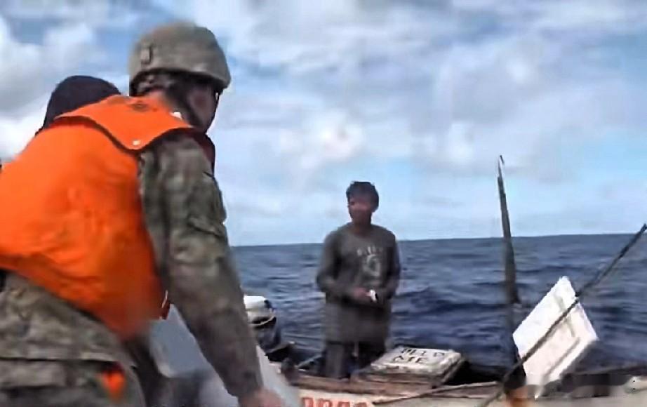 事件发生在南海某海域，中国海军舰艇在执行例行巡逻时，发现一艘菲律宾渔船遇险。渔民