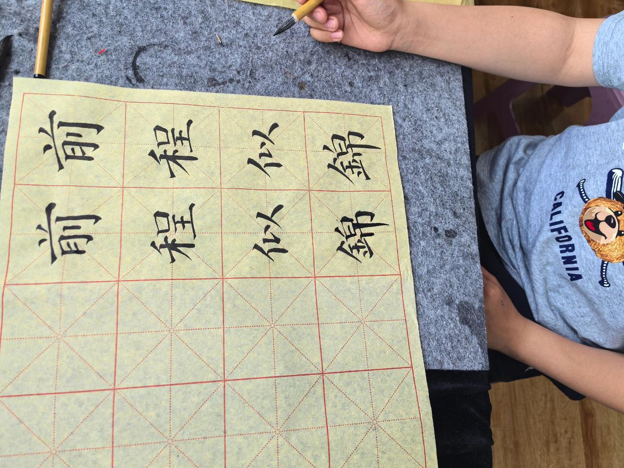没想到胶州还有这么多小朋友学毛笔书法！