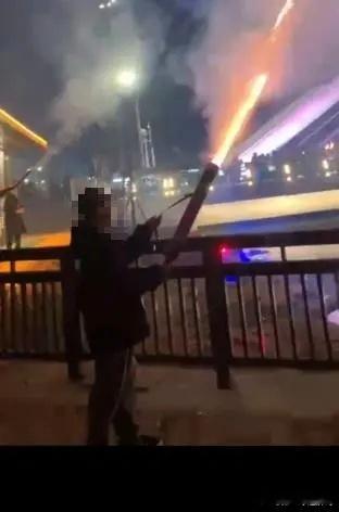 男孩被烟花炸死涉民事案二审开庭 10岁男孩被烟花击中头部身亡，14岁嫌疑人被乡政