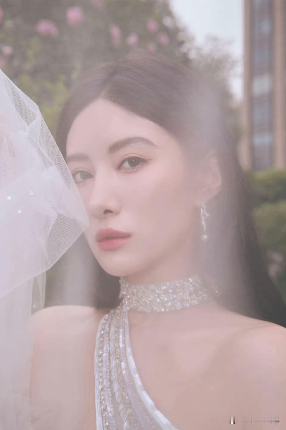 最近《焕羽》这部剧超火，里面吴优饰演的乔贝羽，那真是柔纱倩影，款款而来。乔贝羽幼
