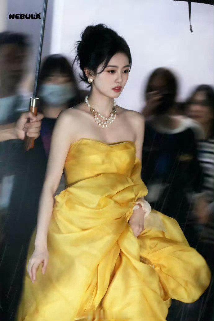 白鹿抹胸黄裙白鹿完全贝儿公主 哇 ​白鹿抹胸黄裙完全贝儿公主 ​​​