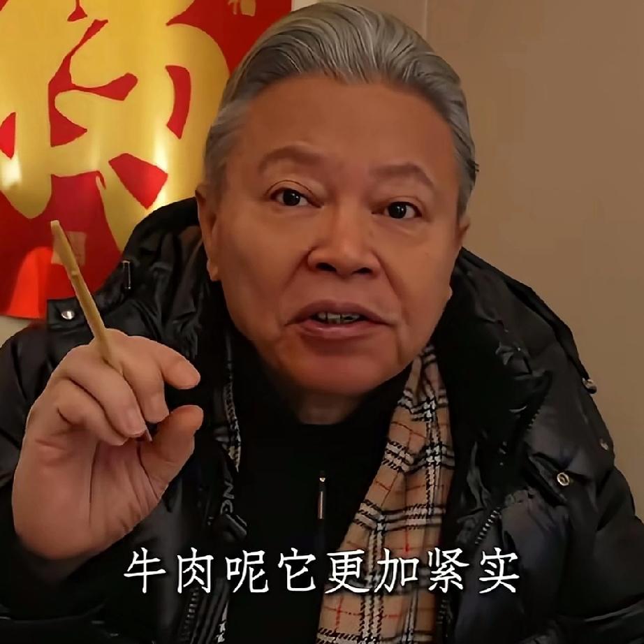 演员赵小锐领着大家品尝青岛早点，他喝一口汤，再咬一口爆汁的牛肉馅饼，那模样就跟《