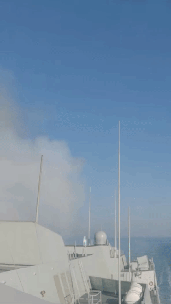 055大驱无锡舰发射鹰击20高超音速反舰弹道导弹。