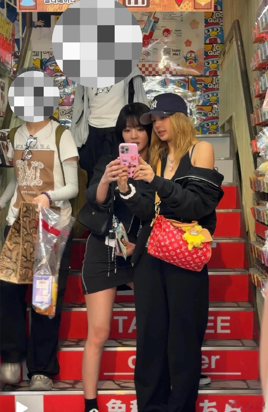 在东京偶遇Lisa网友在东京偶遇Lisa和Minnie逛街，她俩是真的好朋友。日