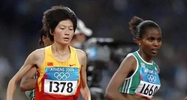 中国选手绝对少跑一圈！2004年雅典奥运会上，出现了一个惊天大乌龙，黑人选手以为