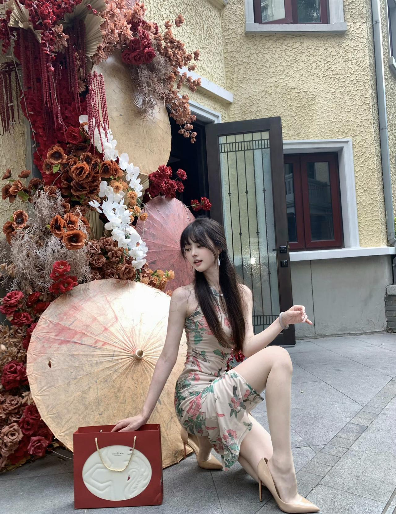中秋节快到了，老板安排秘书去给客户送月饼。秘书穿着高跟鞋跑这跑那的确实很辛苦，中