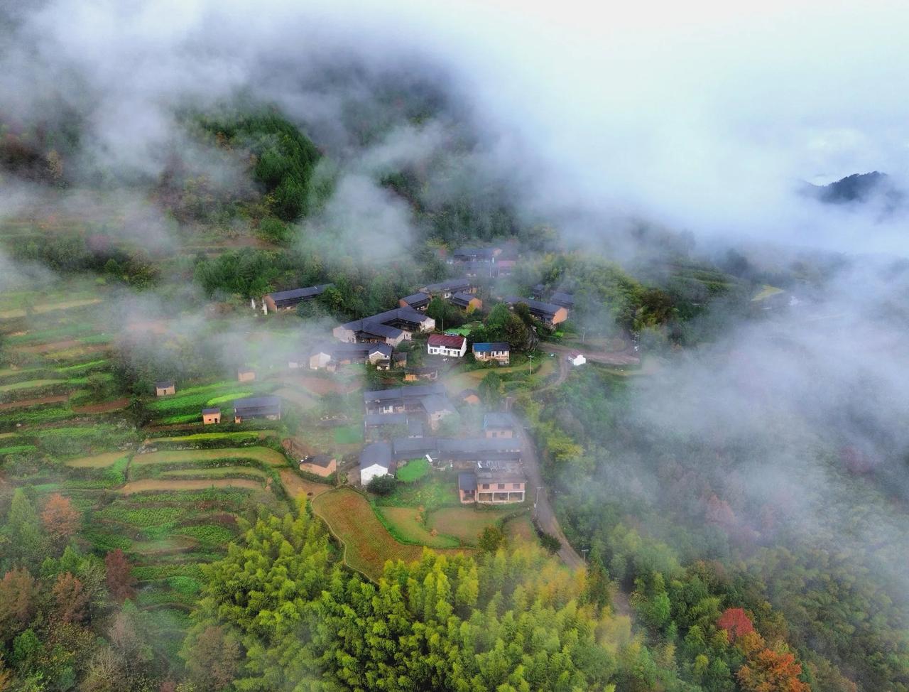 雨后的柯西山村，云雾缭绕，宛如淡雅水墨画卷。土坯房子若隐若现，藏匿于云雾之中。