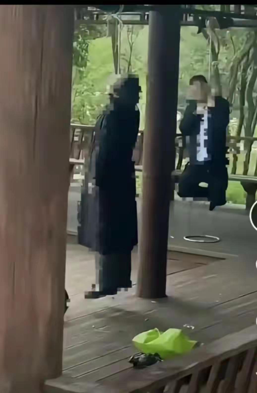 昨晚躺在床上哭的稀里哗啦！临睡的时候翻到成都某公园25岁女孩自缢的消息，十分难过