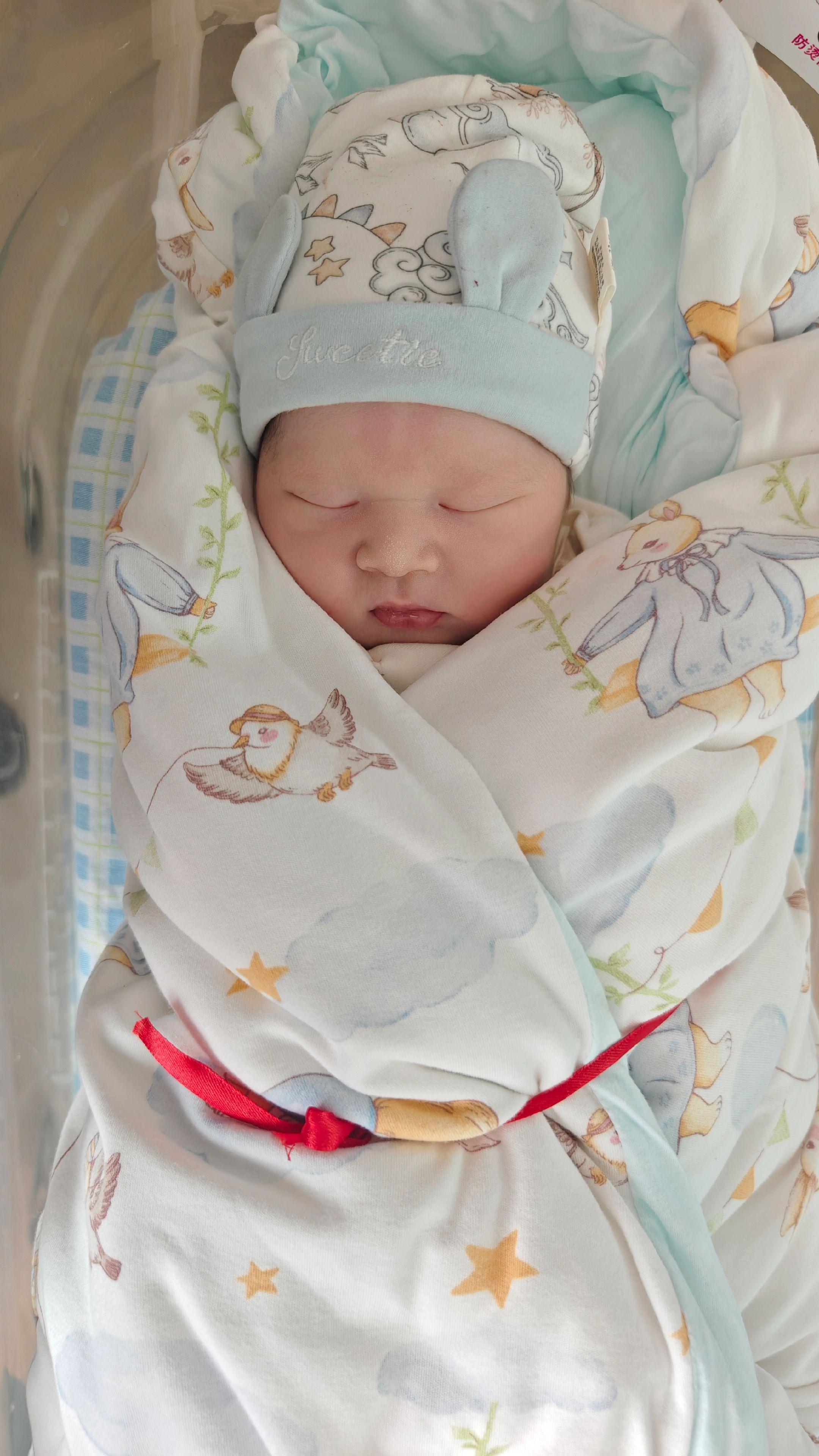 满月啦！满月啦！眼看着你一天天一点点的变化，越来越爱