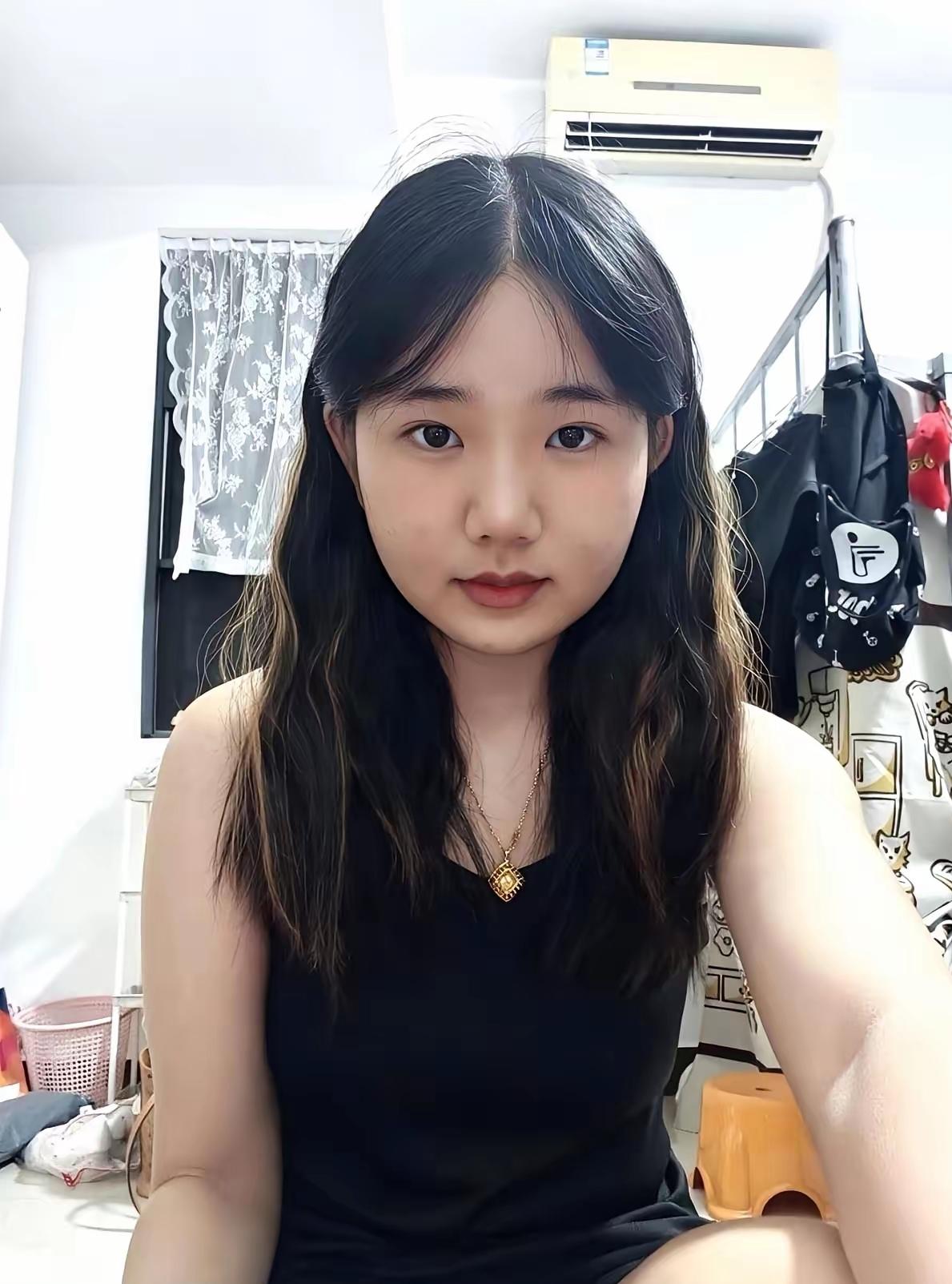 大三女生说，为了减轻父母的负担，同宿舍同学们都回家过中秋和国庆了，她为了省点来回