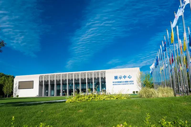 现在拍照打卡成了大家热衷的事儿，不就是想给自己留个念想嘛，而且科技发达，实现起来