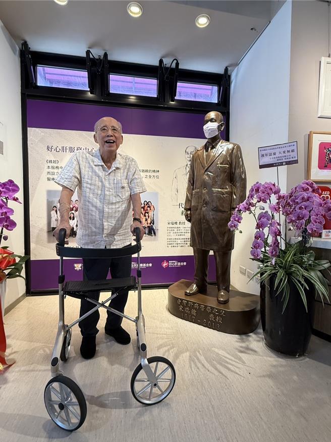 现年88岁的国民党前主席吴伯雄，日前出席肝基会32周年庆，上台致词前不慎跌倒在地