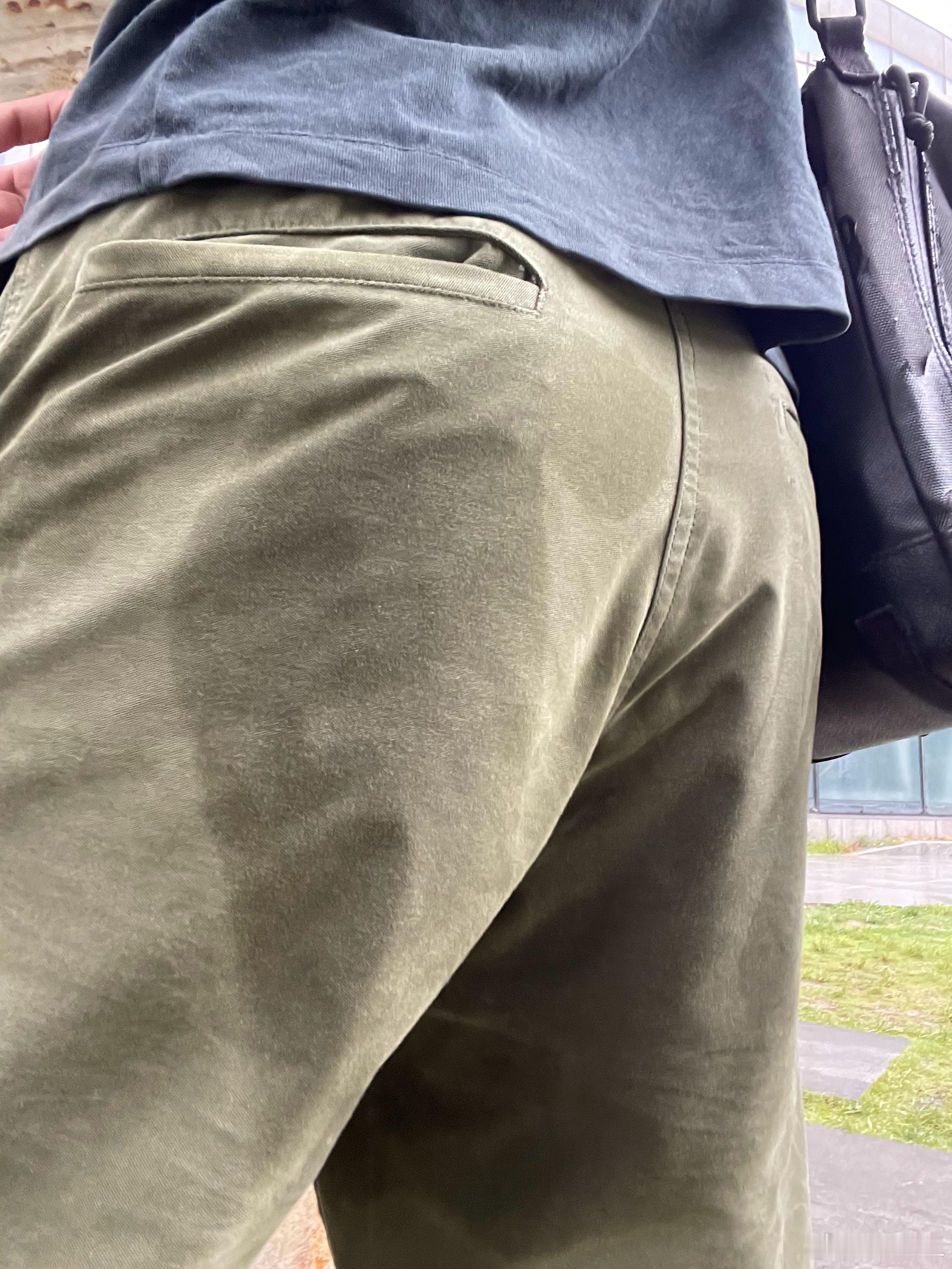尼玛，下点小雨骑电驴给我屁股打浇湿，不知道的以为我尿了呢