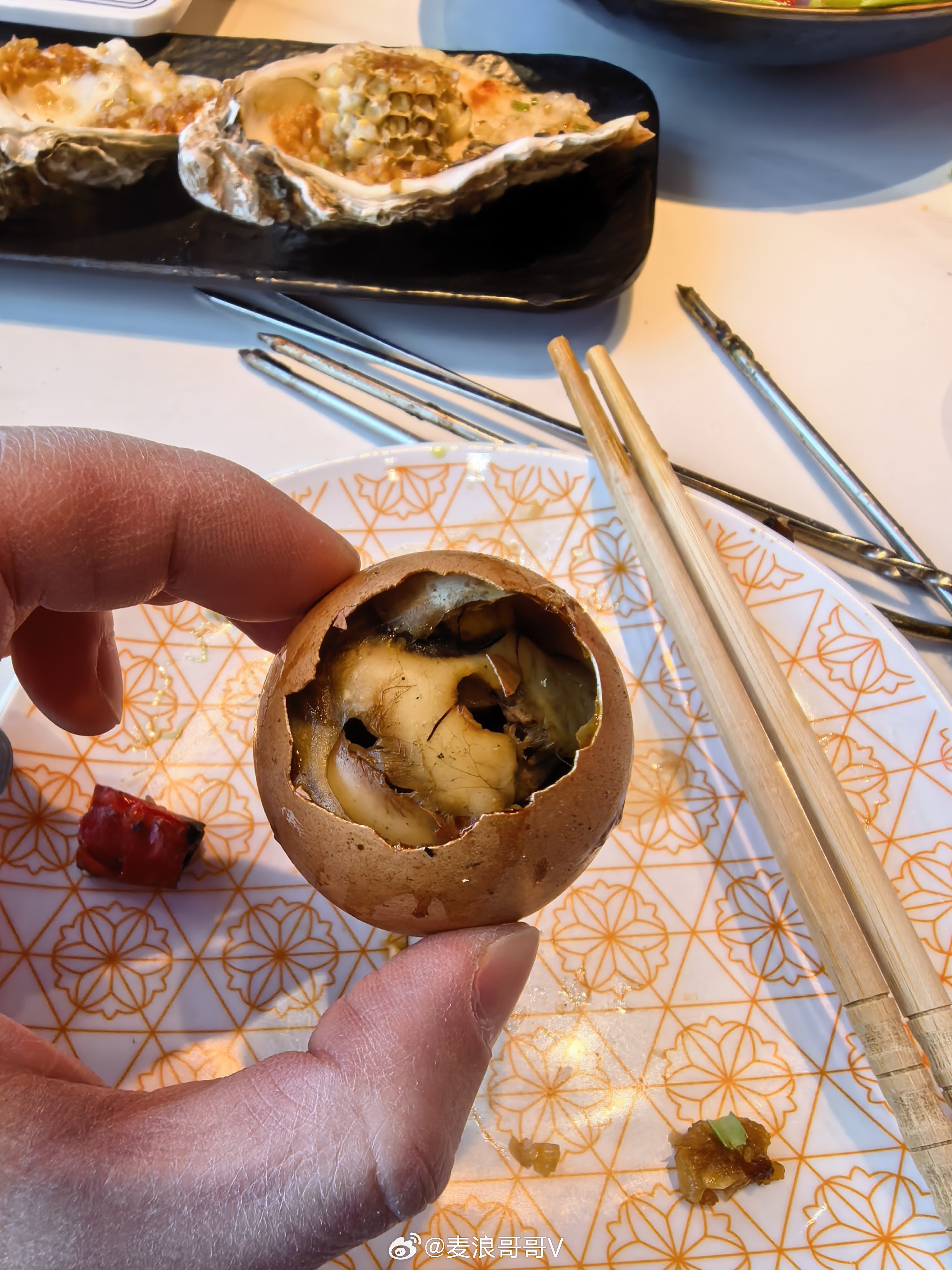 三天飞三个城市，本周出差终于结束，还是临走的这顿东北烤串地道，在一个大炭缸烤出来