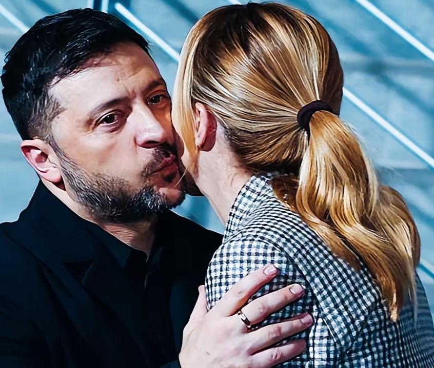 泽连斯基这是在想什么呢？
泽连斯基和梅洛尼见面进行贴面礼的时候，是不是走神了啊！