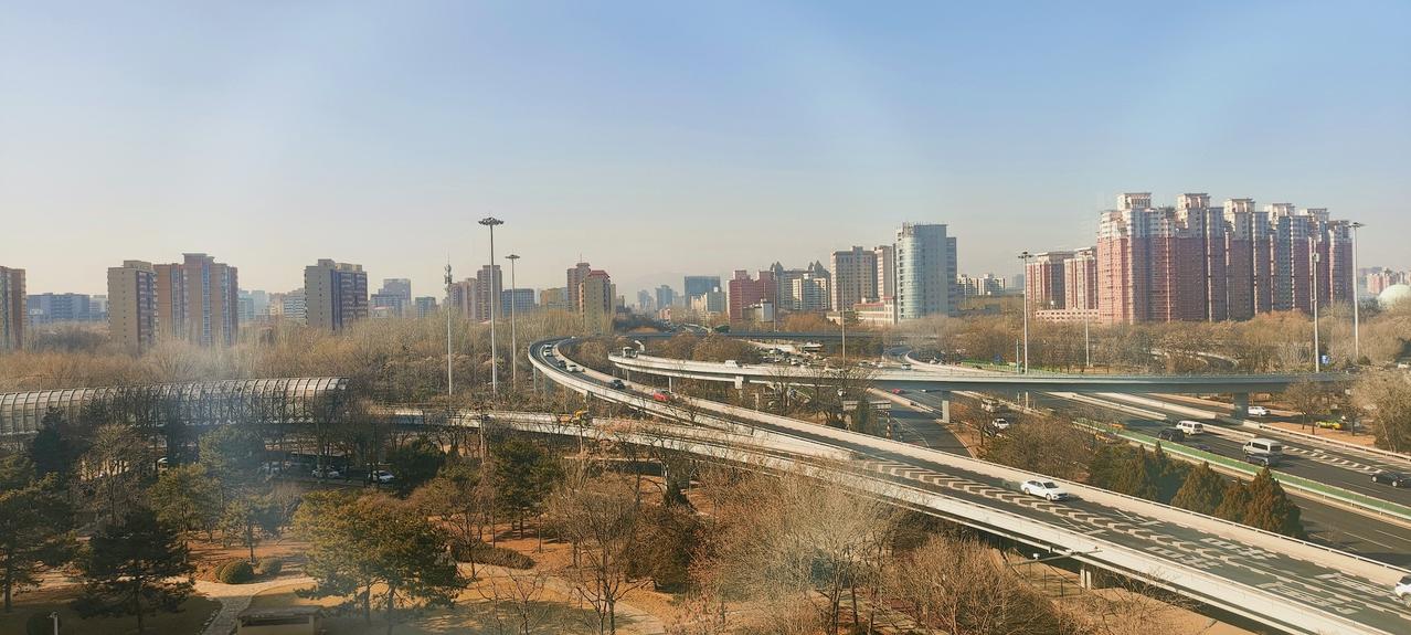 北京冬天，城市天际线，车流不息，如同奔流的河流