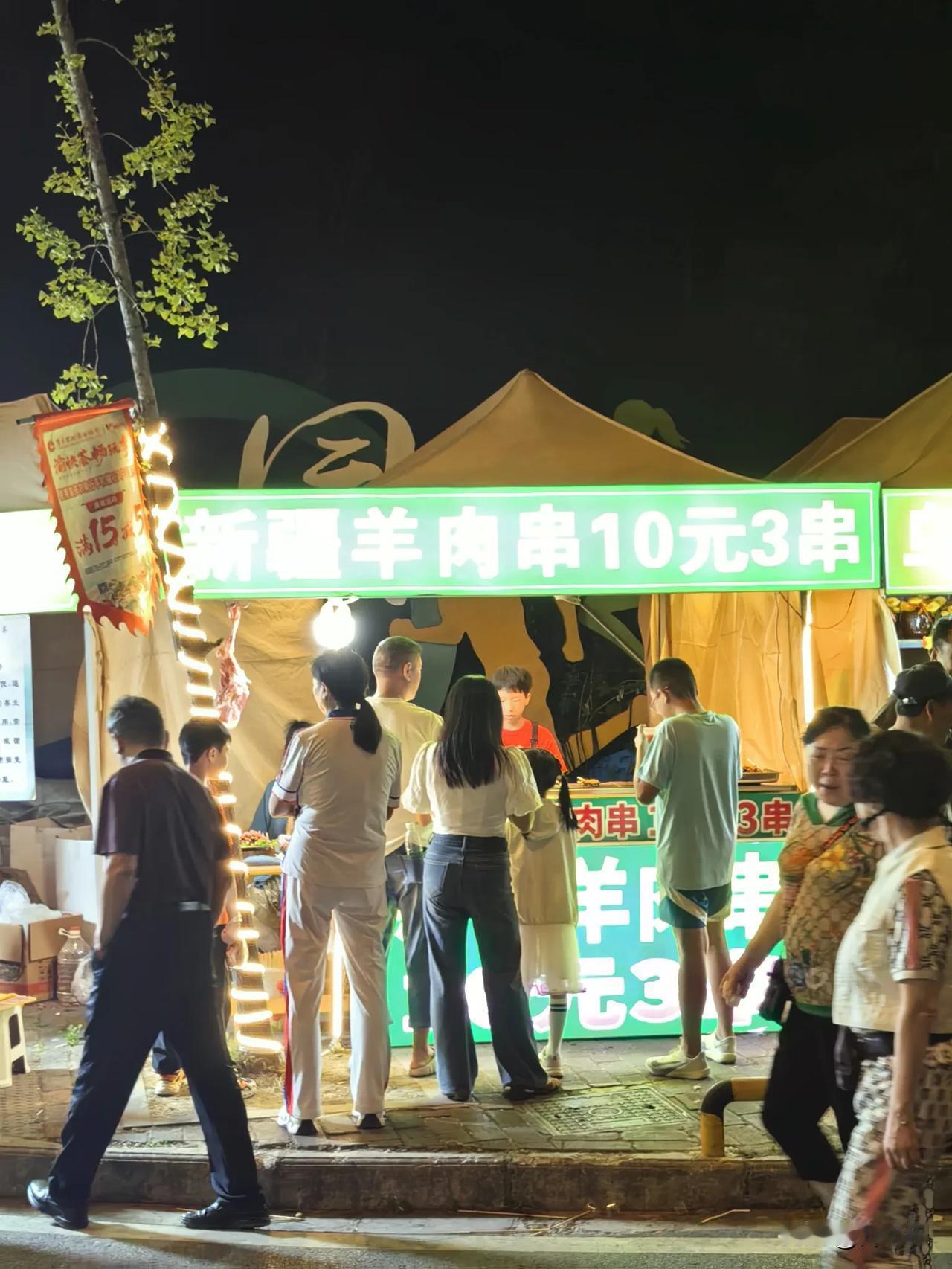 路过新疆羊肉串摊，那阵孜然香让我心甘情愿排了十分钟队

夜晚的黄水街头，锻炼结束