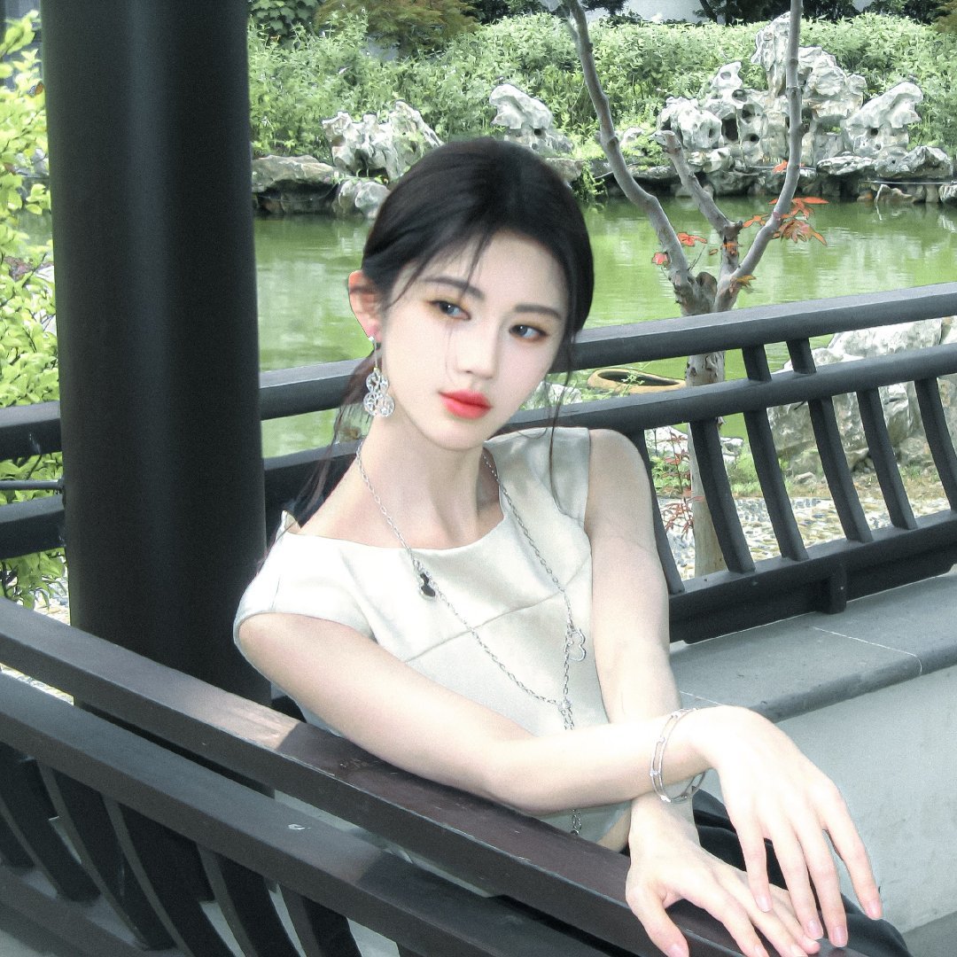 💙鞠婧祎露芜衣💙鞠婧祎上官芷 眼泪是圆的  但坠落时拉长成一条细线  像把钝
