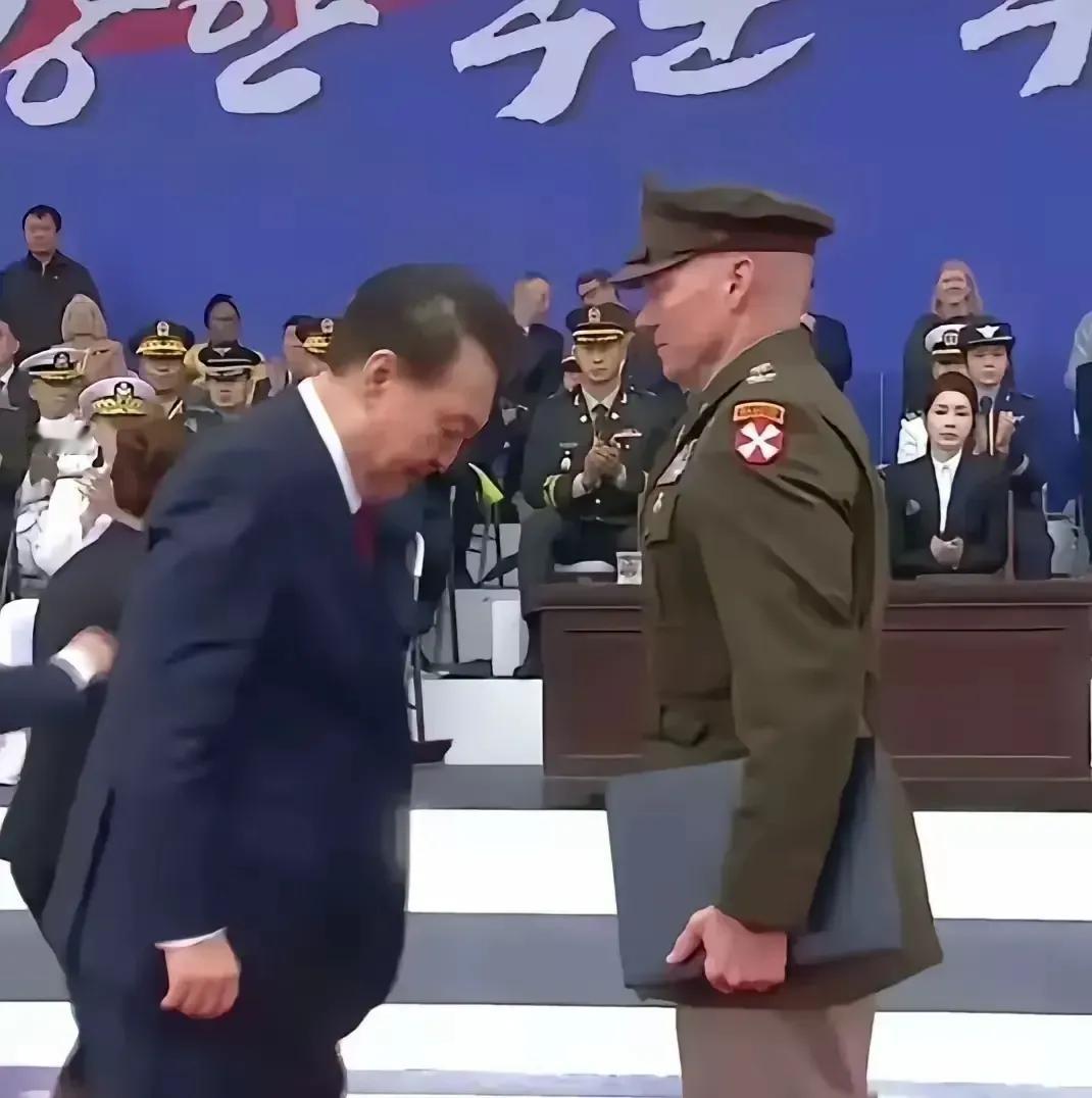 国家元首给外国驻军头头90度鞠躬，韩国又多了一项申遗项目。韩国总统尹锡悦的大阅兵
